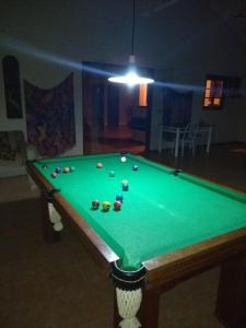 een pooltafel met ballen in de woonkamer bij Pousada Porto Aventuras in Eldorado do Sul 