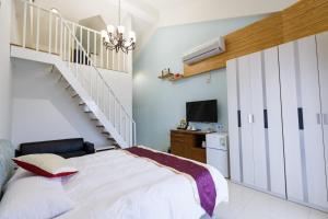 A bed or beds in a room at YiShan Farm Homestay