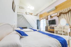 A bed or beds in a room at YiShan Farm Homestay