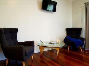 A seating area at Camelot Boutique Accommodation