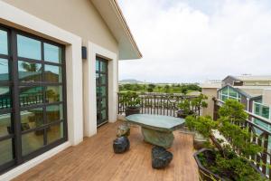 A balcony or terrace at YiShan Farm Homestay