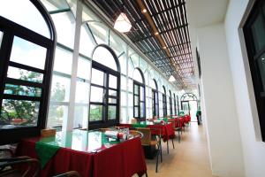A restaurant or other place to eat at YiShan Farm Homestay