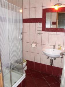 A bathroom at Viola Vendégház