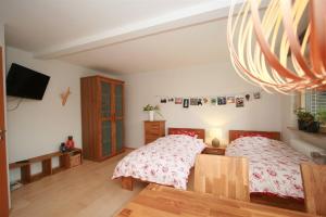 a bedroom with a bed and a chandelier at Ferien bei Naus - Ferienwohnung in Marburg an der Lahn