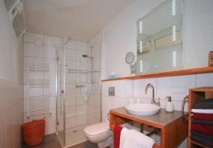 un bagno con doccia, lavandino e WC di Ferien bei Naus - Ferienwohnung a Marburg an der Lahn Altre 22 foto