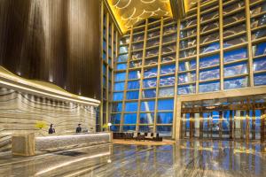 una hall di un edificio con una grande finestra di Wyndham Grand Foshan Gaoming a Gaoming