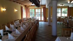 a dining room with tables and chairs in a restaurant at Gasthof Sempt in Spörerau