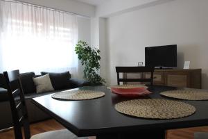 クラヨーヴァにあるStill Apartamentのリビングルーム(テーブル、ソファ付)