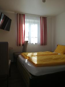 Ένα ή περισσότερα κρεβάτια σε δωμάτιο στο Landgasthof zum Betenmacher