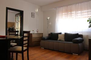 クラヨーヴァにあるStill Apartamentのリビングルーム(ソファ、テーブル付)