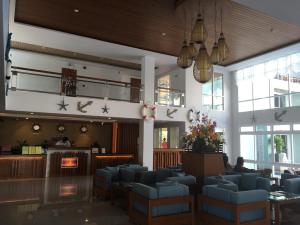Ein Sitzbereich in der Unterkunft Phi Phi Harbour View Hotel-SHA Extra Plus