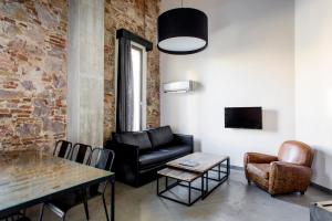 A television and/or entertainment centre at Barcelona Apartment Republica