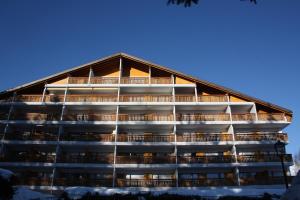 een groot gebouw met balkons aan de zijkant bij Residence Arnica in Crans-Montana