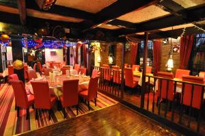 Restorāns vai citas vietas, kur ieturēt maltīti, naktsmītnē The Roundabout Hotel