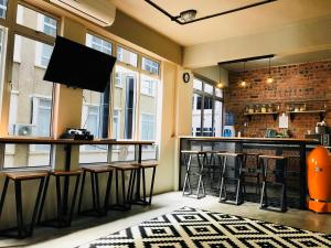 Телевизор и/или развлекательный центр в The Good Travelers Hostel - KL Airport