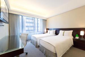 
엠파이어 호텔 홍콩 - 완차이 객실 침대

