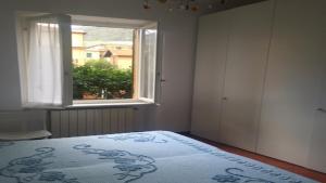 a bedroom with a bed and a window at A pochi passi dal mare by PortofinoVacanze in Bonassola