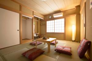 大阪市にあるShirakabanoyado - Kujoのテーブルと枕2つが備わる客室です。