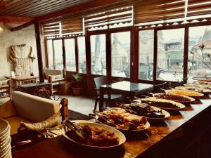 Una mesa larga con muchos platos de comida encima. en Cappadocia Stone Palace, en Göreme 51 fotos más