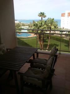 balcón con mesa, sillas y vistas al océano en Apartamento Mediterráneo Bellavista, en Miami Platja
