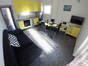 Kuchyň nebo kuchyňský kout v ubytování Apartments Ljiljana