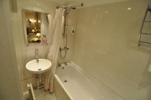 A bathroom at The Roundabout Hotel 