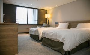 Letto o letti in una camera di Royal Inn Taipei Nanxi - MRT Zhongshan Station
