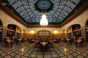 comedor grande con lámpara de araña en un edificio en Hotel Imperial Plaza & Spa, en Marrakech