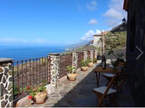 d'un balcon avec une table et des plantes en pot. dans l'établissement Casa Bienes, à Fuencaliente de la Palma