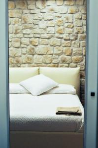 シラクーサにあるOlivia Rooms Teocritoの白いベッド