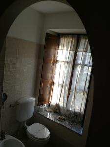 トリノにあるB&B Cascina Baroloのバスルーム(トイレ付)、窓が備わります。