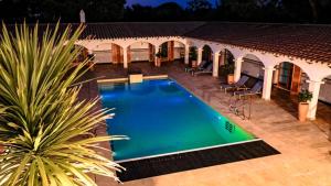 una vista aérea de una piscina en una casa en Sa Legitima, en Ciutadella