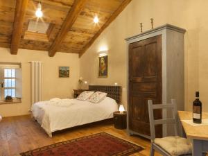 una camera con letto e soffitto in legno di Agriturismo Minaldo a Dogliani