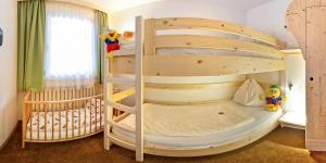 Postel nebo postele na pokoji v ubytování Smileys Kinderhotel + 37 fotografií