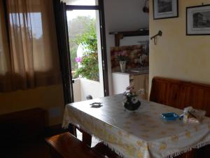 パンテレリアにあるCasa Bouganvilleの花瓶付き台所