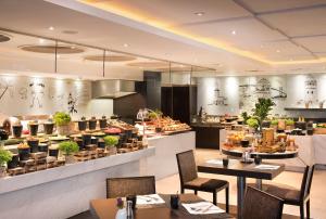 un ristorante con tavoli, sedie e un bancone di Radisson Blu Bosphorus Hotel a Istanbul