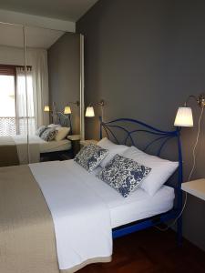 1 dormitorio con 1 cama con 2 almohadas en B&B Villa Ngiolò "vista mare", en Ancona