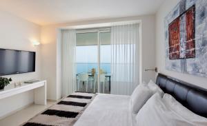 Cama ou camas em um quarto em Island Luxurious Suites Hotel and Spa- By Saida Hotels