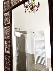 ナポリにあるCicicocóのバスルーム(鏡、シャワー付)