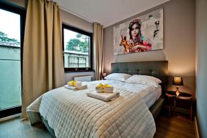 Un dormitorio con una cama con dos bandejas. en Villa Aqua BlueApart Jurata en Jurata