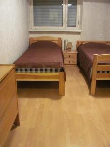 1 dormitorio con 2 camas y suelo de madera en Economy Baltics Apartments - Uue Maailma 19, en Tallin