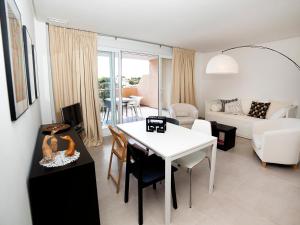 sala de estar con mesa blanca y sofá en Apartment Los Lirios III by Interhome, en Altea la Vieja