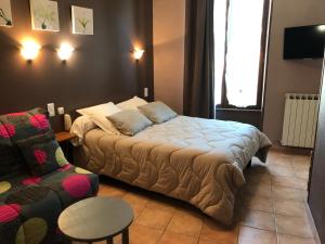 Postel nebo postele na pokoji v ubytování Logis Hôtel Restaurant de la Paix