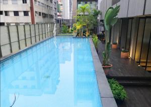 una gran piscina al lado de un edificio en The Tree House, en Kaohsiung