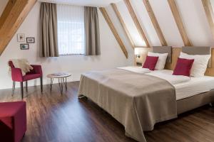 A bed or beds in a room at Hotel & Restaurant Lamm