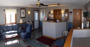 a living room with a bar and a couch at Yorkshire Motel in York