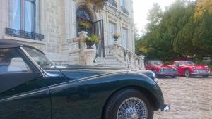 a group of cars parked in front of a building at Villa Primerose in Arcis-sur-Aube