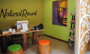 Empfang im anaturalen Resort mit einem Tisch und Stühlen in einem Zimmer in der Unterkunft Visit Natural Detox Resort in Lamai