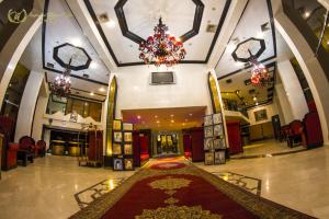 duży hol z czerwonym dywanem w budynku w obiekcie Hotel Imperial Plaza & Spa w Marakeszu