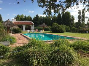 una piscina en el patio de una casa en La casita en la Juni, en San Javier